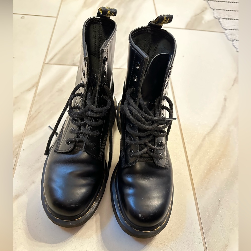 Doc Martens | black leather 10072 air wair